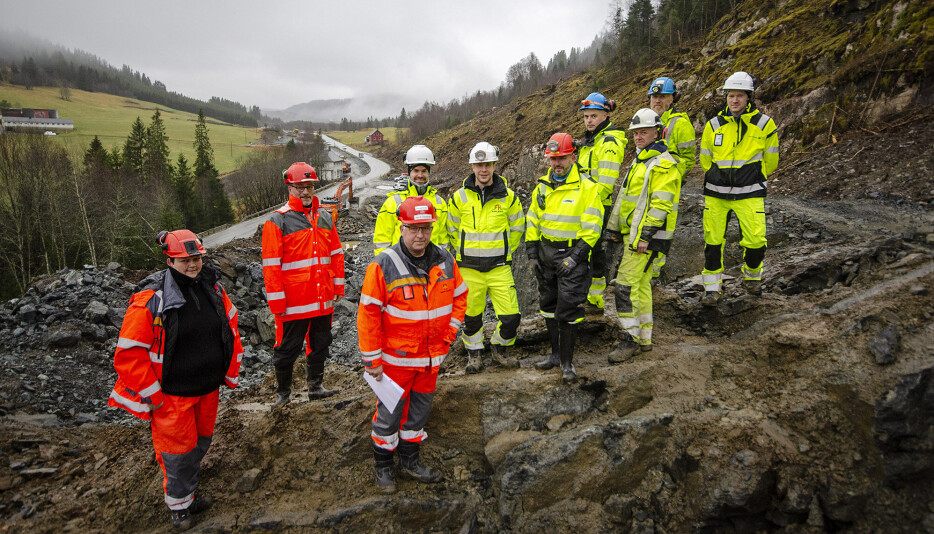 Statens vegvesen og representanter fra entreprenør og prosjektering på befaring ved forskjæringen på Lunde-siden. Byggeleder Jan Bjarne Thorsnes foran i midten.