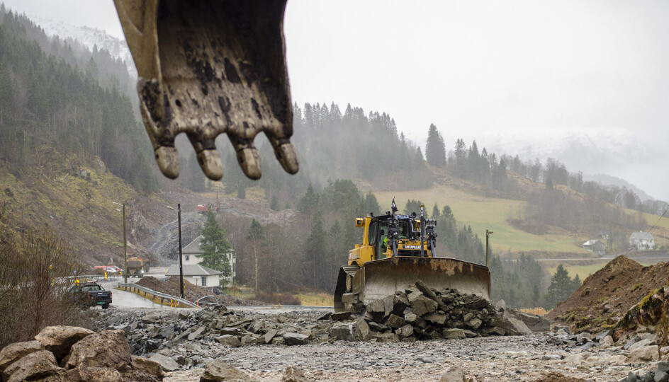 Underentreprenørene Hirth Himle og Fosse Maskin bygger omkjøringsvei på nordsiden av tunnelen. Området med forskjæringen i bakgrunnen.
