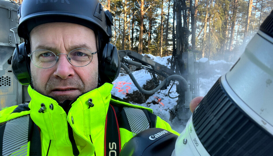 Jørn Søderholm er kjent for å ha utstyret i orden på fotojobber. Han bruker hjelm uten brem, fordi den kommer i veien når han tar bilder med speilreflekskamera.