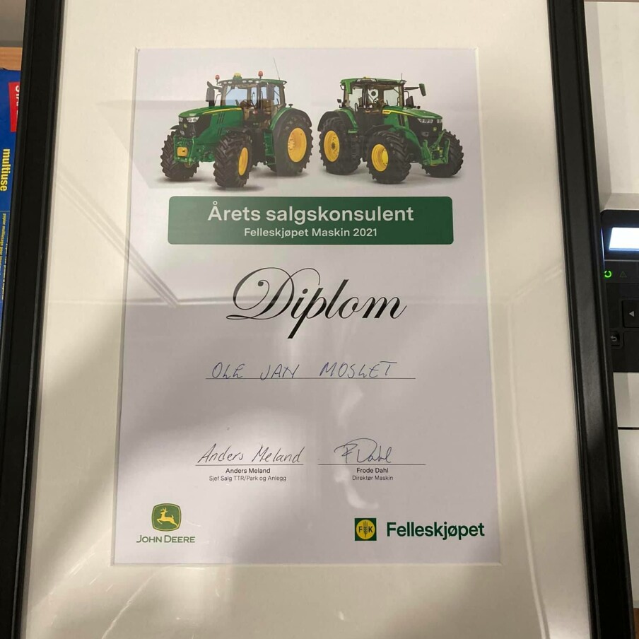 Diplomet som viser at Moslet er den beste til å selge traktorer i Felleskjøpet.