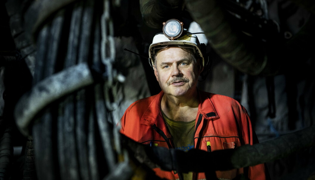 TUNNELARBEIDER: Svein Bernt Skarsbø har vært store deler av livet sitt nede i tunnelmørket. I nesten 50 år har han hatt sitt daglige virke her. TUNNELARBEIDER: Svein Bernt Skarsbø har vært store deler av livet sitt nede i tunnelmørket. I nesten 50 år har han hatt sitt daglige virke her.