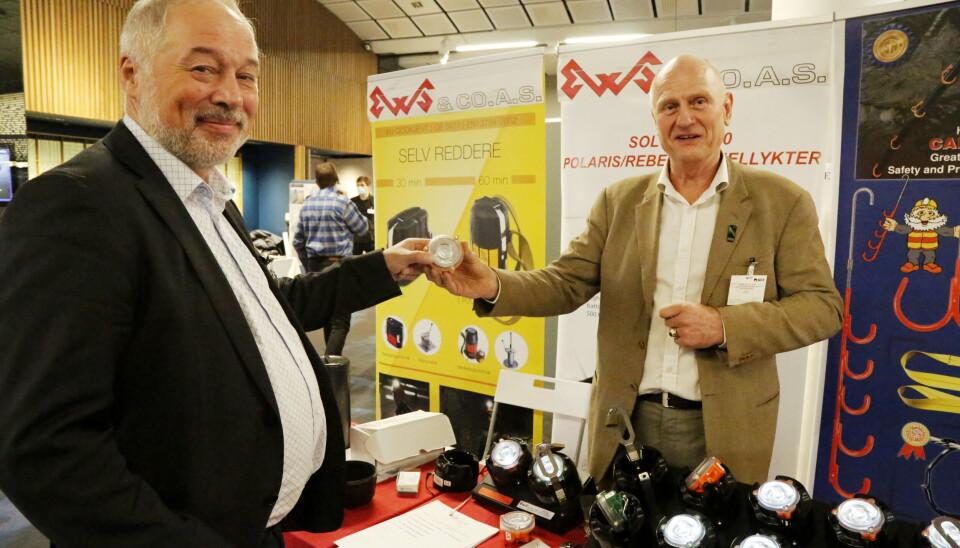 35.000: Frode Nilsen (t.v.) i LNS mottar Polaris/Rebel-lykt nummer 35.000 som Erik Welle-Strand i EWS&Co AS selger.