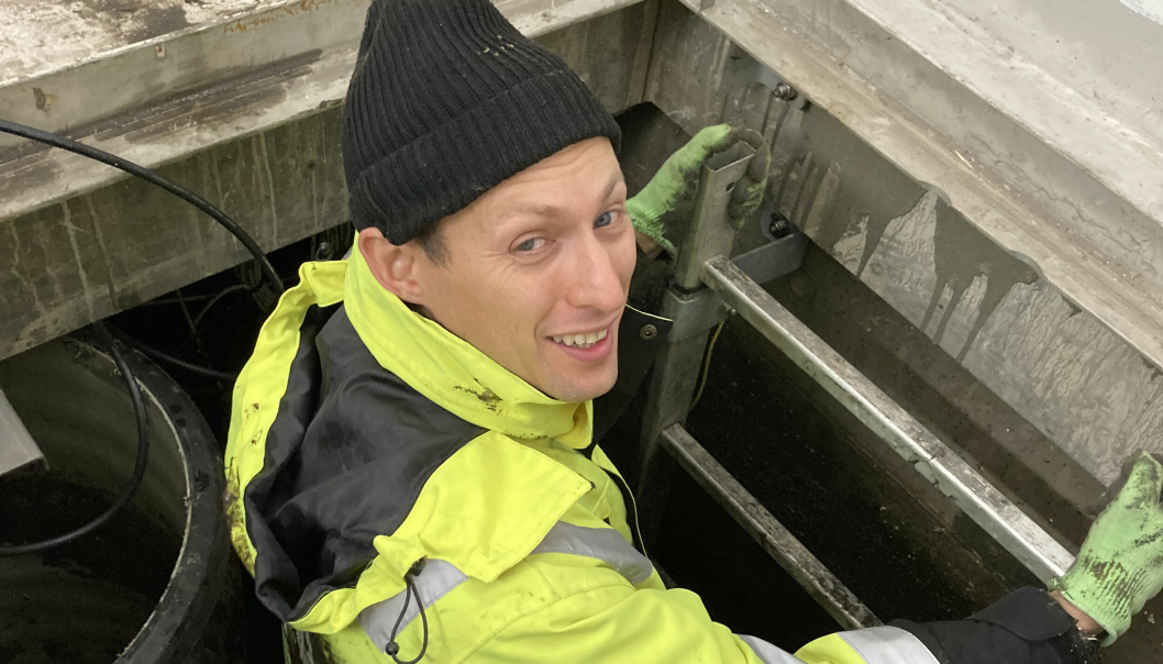 Miljøgeolog Jørgen Engebretsen i Cautus Geo installerer sensorer i Smedstadtunnelen.