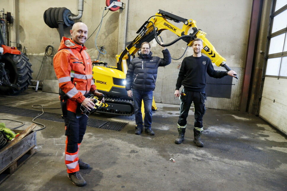 OVERLEVERING: Dette er den første Brokk-maskinen som Erik Flåten (f.v.) kjøper, og den første som nyansatte Brokk-selger David Netskar selger. Til høyre er servicemekaniker Ole Johan Østberg fra Harald Grønvold AS som utfører service for Brokk Norge AS.