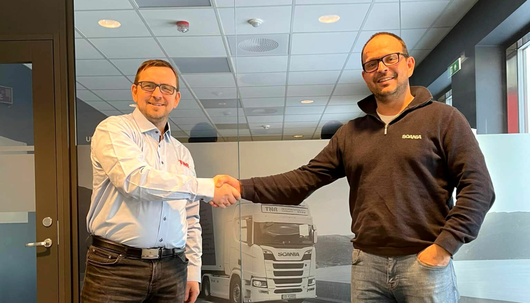 Svein Roger Minde, daglig leder i TNR Spedisjon AS og Bjørn Magne Enge, selger i Scania.