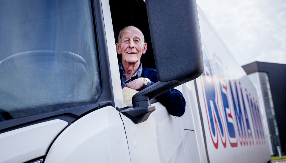 VIL JOBBE: Tore Karlsen har fylt 75 år og kjører skift hos Rema Distribusjon. Tanken å bli pensjonist har ikke streifet ham ennå.