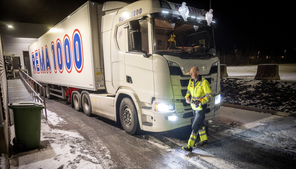TIDLIG: Klokka nærmer seg 7 om morgenen og 75-åringen Tore Karlsen gjør seg klar for dagens første levering på Rema-butikken på Hanstad i Elverum.