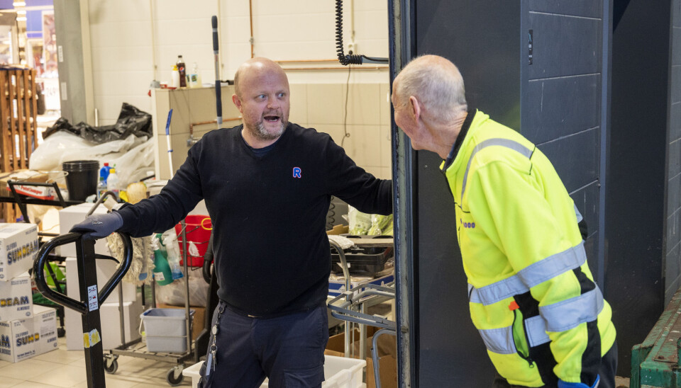RIVE KJEFT: Det er en særdeles munter tone når Rema-kjøpmann Alex Faldmo tar imot Tore Karlsen en tidlig morgen i Trysil. De kjenner hverandre godt og liker å rive kjeft like godt begge to.