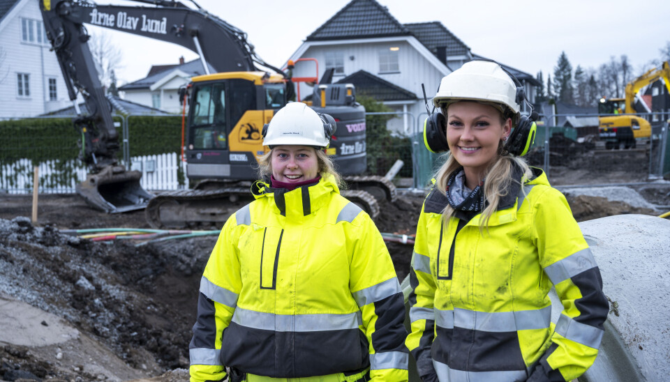 BYTTET: Både Henriette Klock (t.v.) og Emily Biksrud begynte et utdanningsløp for helse og omsorg, men hoppet over til Bygg og anleggsteknikk. Nå er Emily ansatt som maskinfører, mens Henriette har hatt praksisplass i Arne Olav Lund i høst.