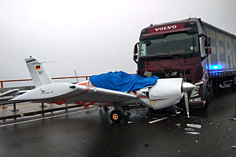 Vogntog og fly kolliderte på motorvei