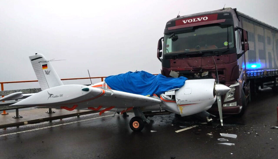 Flymaskin mot vogntog på A62 i Tyskland.
