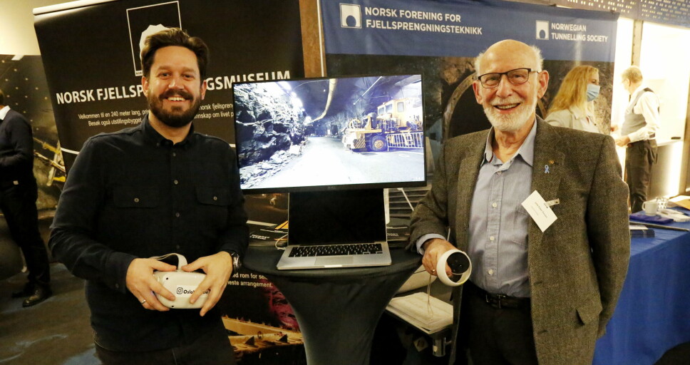 VELKOMMEN: Aslak Gausen og Jarle Gausen med VR-briller og styrekonsoll som kan benyttes for å ta seg en fin tur gjennom Norsk Fjellsprengningsmuseum på Hunderfossen, selv om man fysisk befant seg (i dette tilfellet) på Fjellsprenger’n i Oslo.