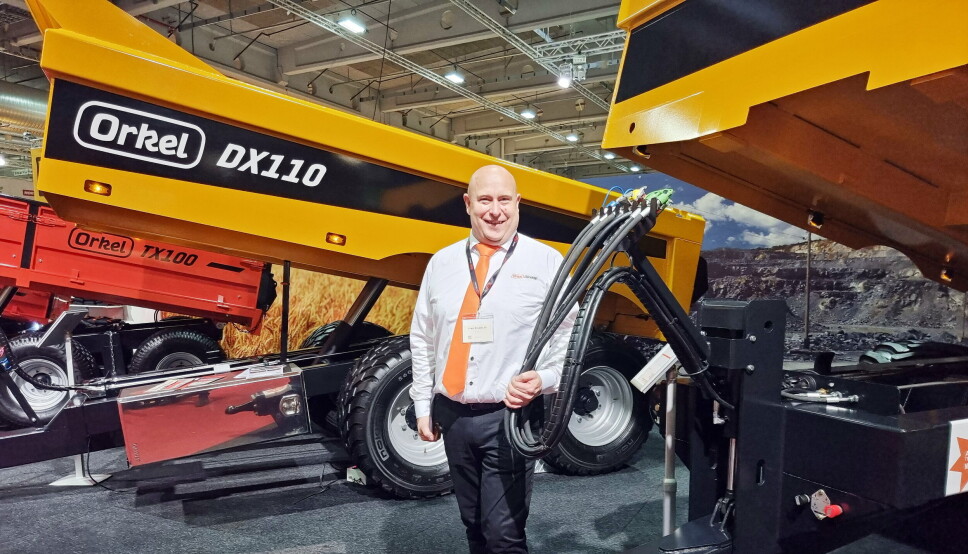 KRAFTIGE SAKER: Produktsjef Arne Bjørkli holder et godt grep i den nye dumperhengeren på Lillestrøm. Orkel DX140 er utviklet og konstruert for de tyngste transportoppgavene. I bakgrunnen, «lillesøster» DX110.