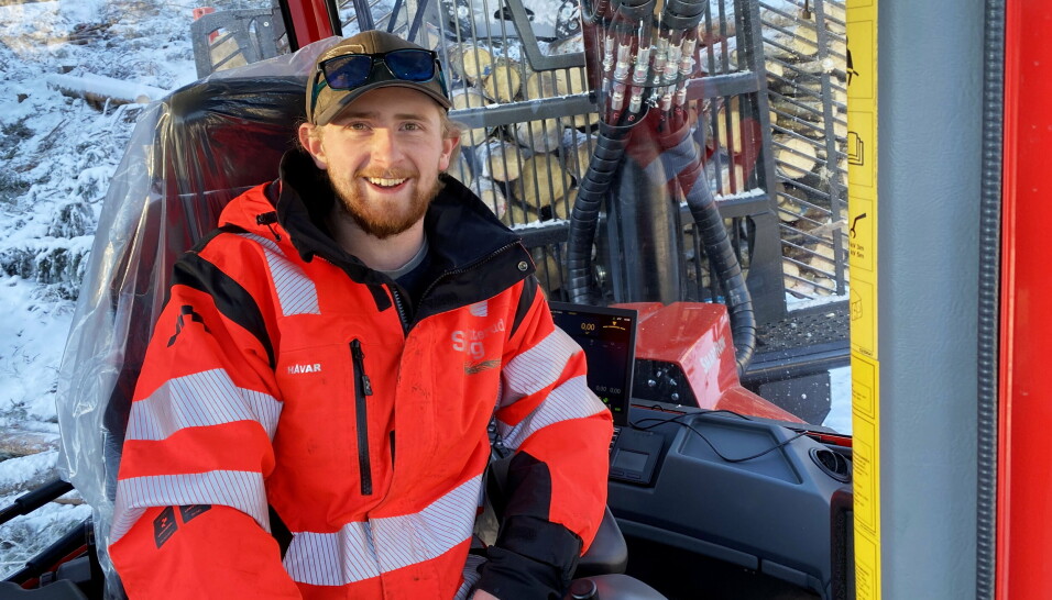 RASKT: Maskinfører Håvard Vold ble raskt fortrolige med den nye smart-kranen.