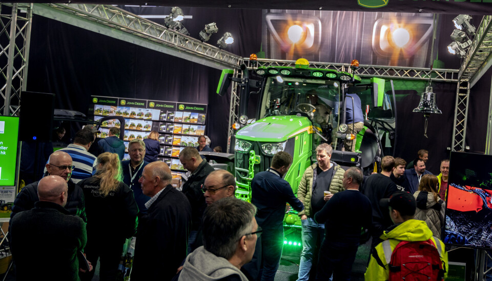 BLIKKFANG: Det var mange som ville se og føle på nye John Deere 6R-serie.