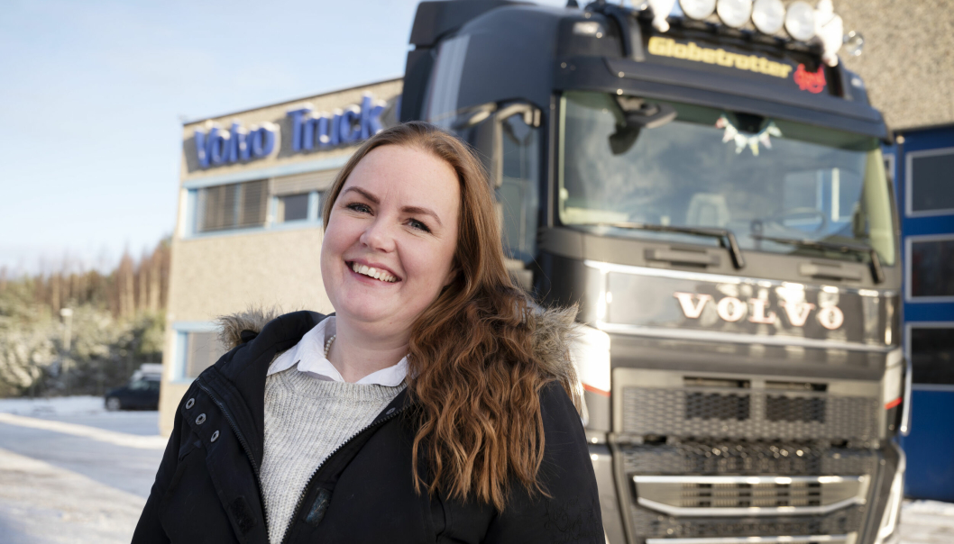ENESTE: Lill Tove Skar (32) er ny selger hos Volvo Truck Center på Hønefoss.