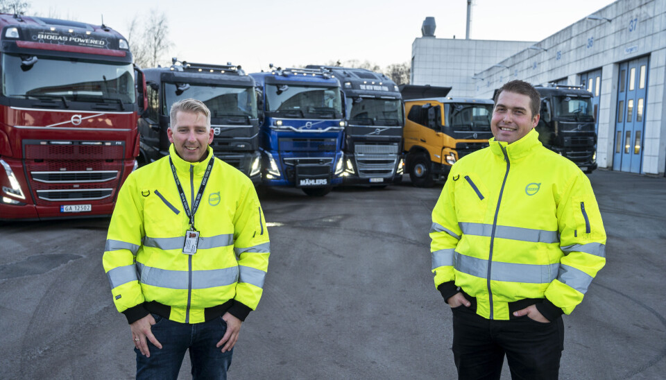 VISE FREM: Produktsjef Magne Flakk (t.v.) og salgssjef Even Øimoen i Volvo Norge gleder seg til å vise frem de nye anleggsbilene til kunder over hele landet.