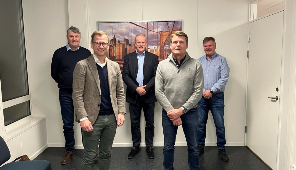 Fra venstre: Ronny Nygaard, Geir Flåta (konserndirektør for Anlegg og Offshore i AF Gruppen), Petter Kveil (daglig leder i Stenseth & RS), Sigbjørn Fimland (styreleder i Stenseth & RS Entreprenør) og Geir Stenseth.