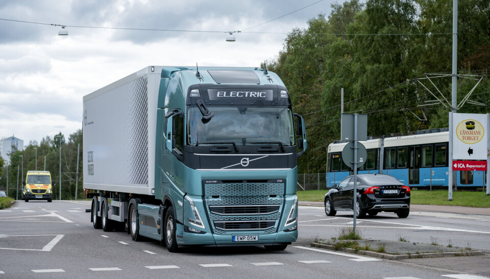 Både Volvo og Scania, og andre lastebilprodusenter, satser ganske hardt på utvikling av elektriske modeller, men foreløpig er de ganske kostbare. Her en elektrisk Volvo FH på prøvetur i Göteborg.