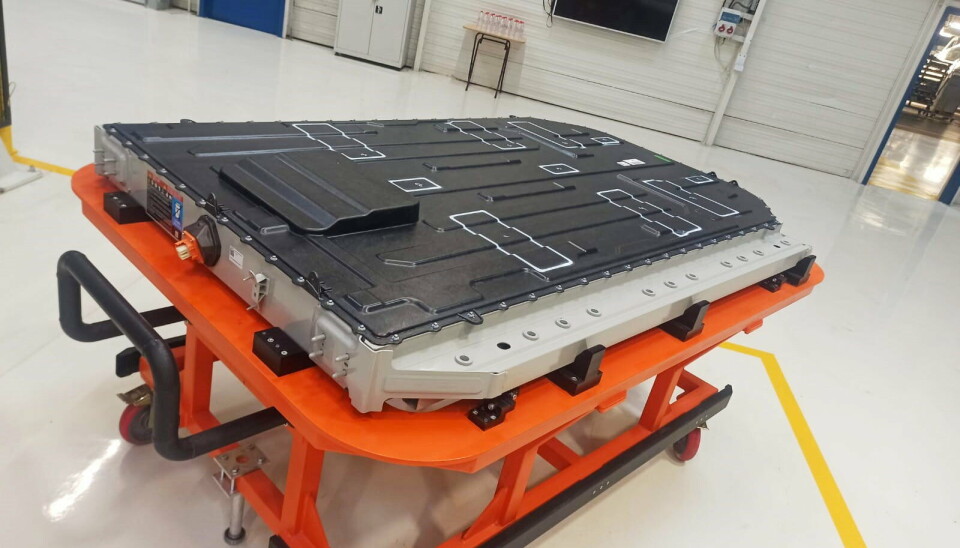 BATTERI: På en egen linje ved fabrikken blir batteriene satt sammen.