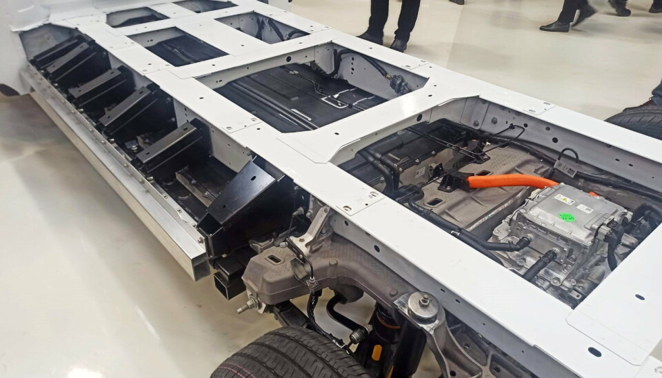 SIDEBESKYTTELSE: Det er lagt inn en ekstra beskyttelse for batteriet på sidene av rammen.