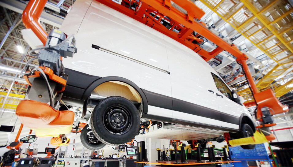 FABRIKKEN: Her ser vi batteriet blir løftet på plass ved den nye linjen på fabrikken.