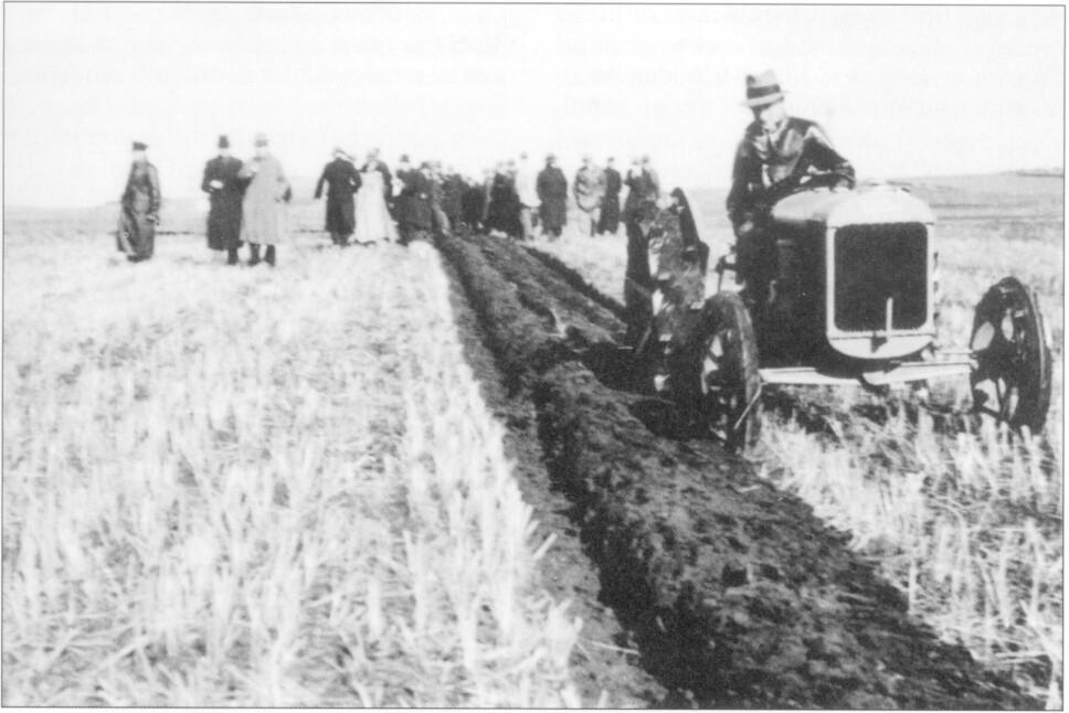 TRAKTOREN: Bondens beste venn, og etter hvert også entreprenørens gode kompis. Traktorer fra Massey Ferguson (tidligere to selskaper) kom først i 1918.