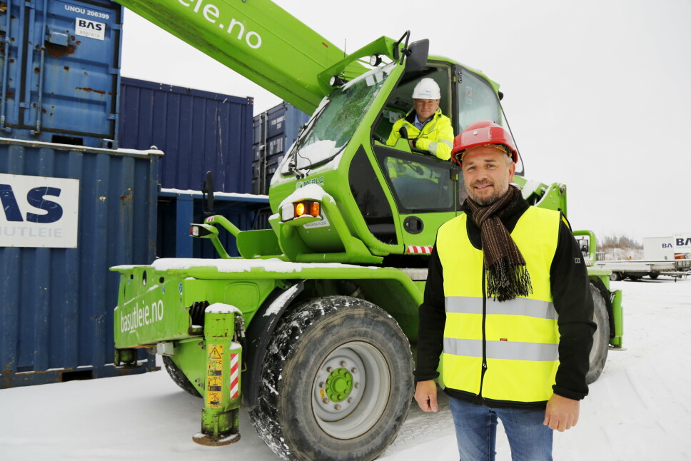 NY IMPORTØR: Hymax AS tar over salg og service av Merlo teleskoptrucker i Norge, og Torgeir Nustadhagen (foran) får ansvaret. I hytta sitter Jens Kenneth Hermansen fra BAS Maskinutleie AS som er Norges største Merlo-kunde.Hymax AS har tatt over agenturet p Merlo teleskoptrucker i Norge. BAS Maskinutleie AS er strste kunde. Reportasje p Lindeberg, desember 2021.Foran:Torgeir Nustadhagen, HymaxJens Kenneth Hermansen, BAS