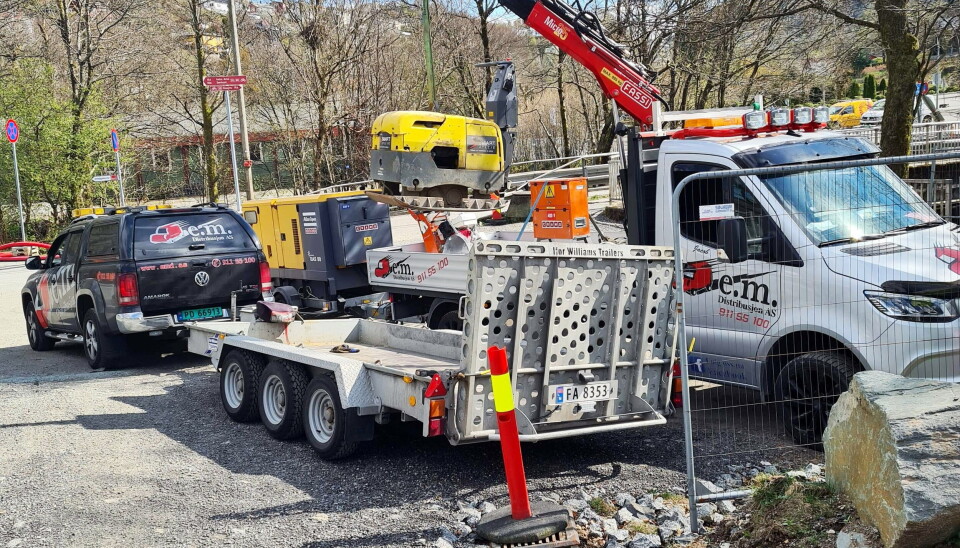 UTLEIE: Det blir mye kjøring for utleieselskaper, da er det praktisk med en kran som kan løfte utstyret rett på plass.