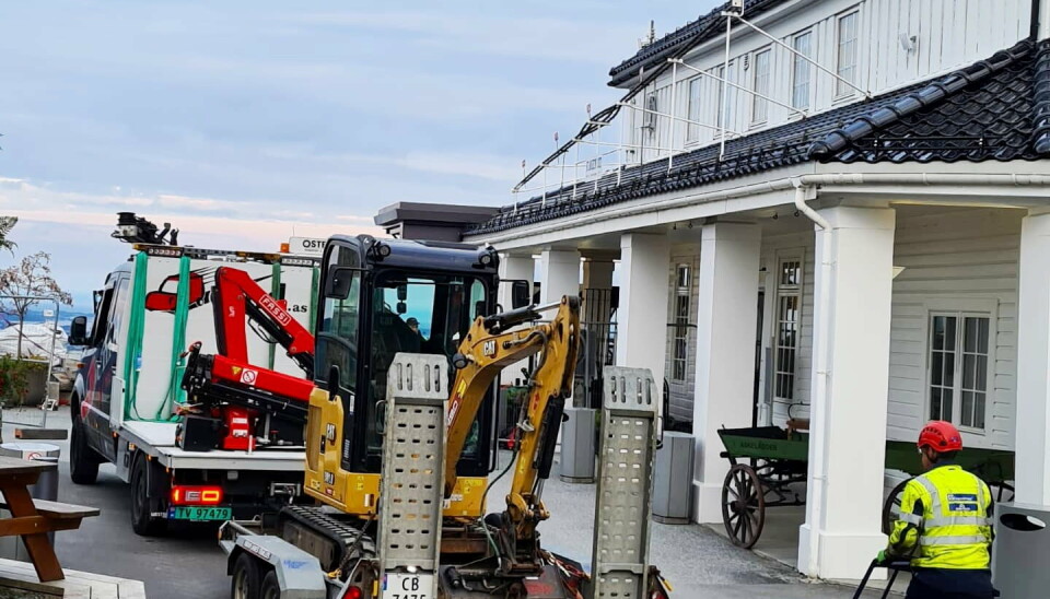 DOBBELTKABIN: En 2021-modell Sprinter med dobbeltcabin og kran er et sjeldent syn på Norske veier.