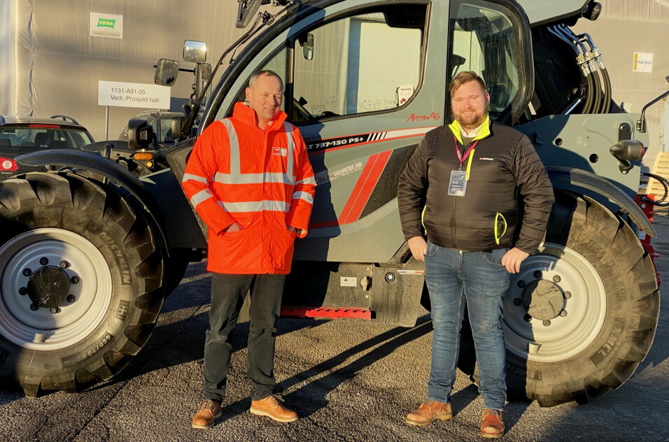 OVERLEVERING: Innkjøpssjef Stig Roar Digernes (t.v.) i Linjebygg og Hesselberg Maskin salgsansvarlig Kim Gregersen, under overleveringen på Equinor-anleggene på Kolsnes og Sture.