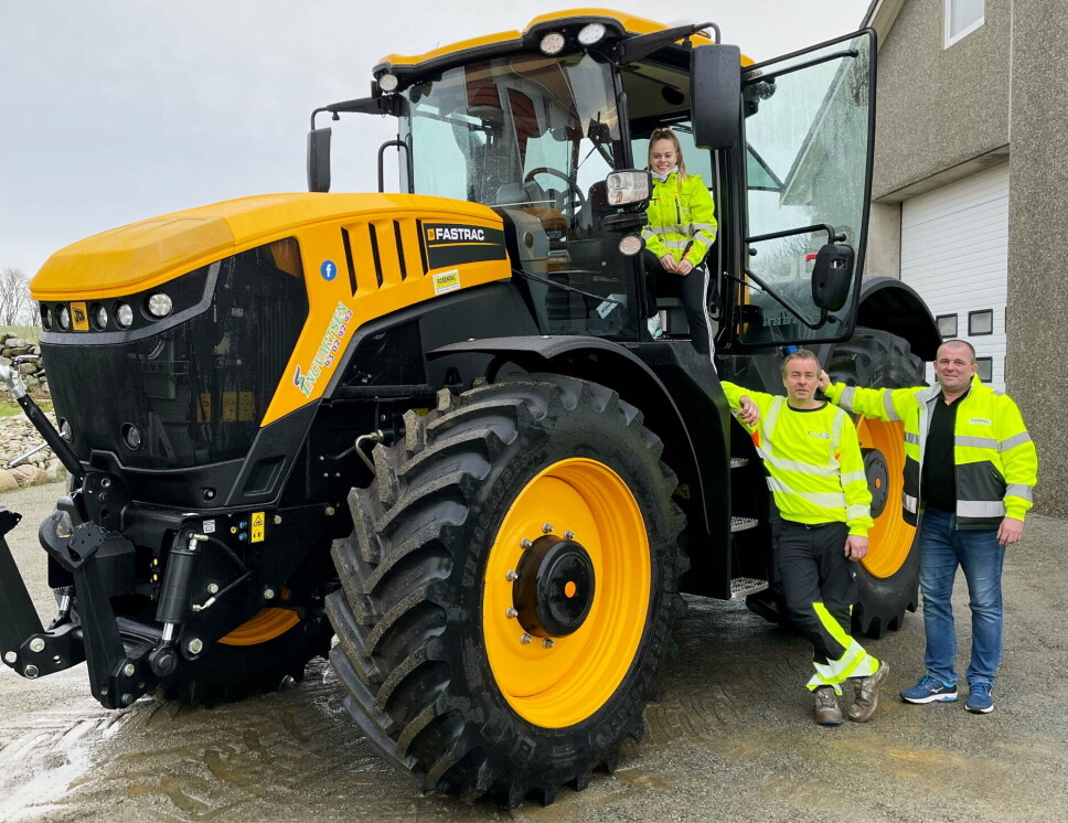 OVERLEVERING: 13. desember fikk Jan Åge Ingvartsen (t.v.) overlevert sin nye JCB Fastrac 8330 av Tor Eldar Undheim, daglig leder i Rosendal Maskin Rogaland AS. I hytta er Julia Ingvartsen, datter til Jan Åge og håndlanger i firmaet.