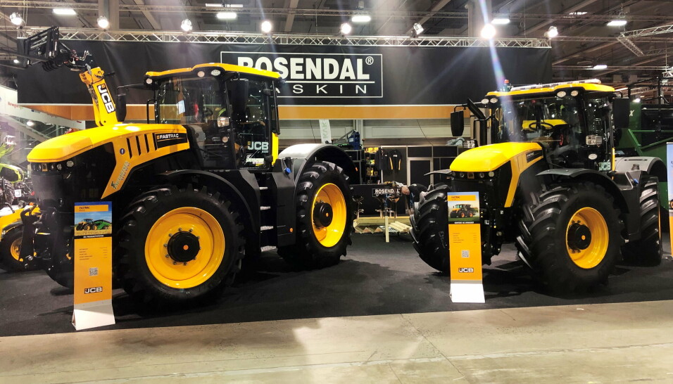 AGROTEKNIKK: Traktoren til Ingvartsen AS sto på standen til Rosendal Maskin AS på Agroteknikk i november, med logoene til Rogaland-entreprenøren på plass.