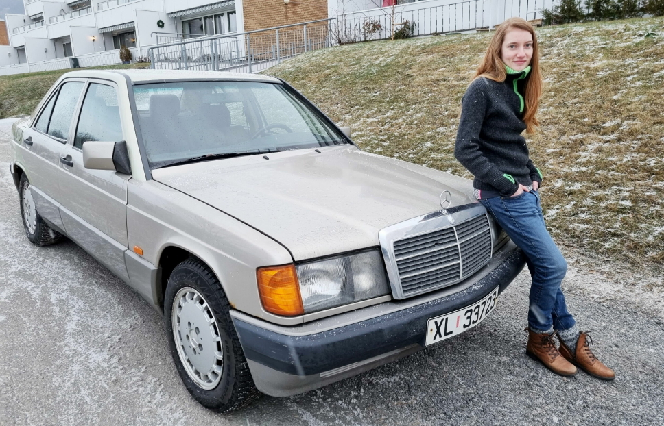 1984-MODELL: Marie Lien ble tidlig interessert i motor og mekanikerfaget. Denne bilen, en Mercedes 190 fra 1984, har hun restaurert selv på fritiden. På jobben liker hun best å skru på anleggsmaskiner og er lærling hos Epiroc Norge AS på Vestby.