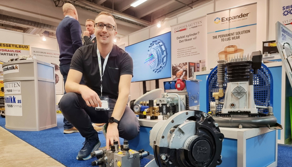 KRAFTPAKKE: Salgssjef Kenneth Gundersen med komponentene som inngår i systemet: Ventilpakke og radialstempelmotor. I tillegg kommer display i hytta.