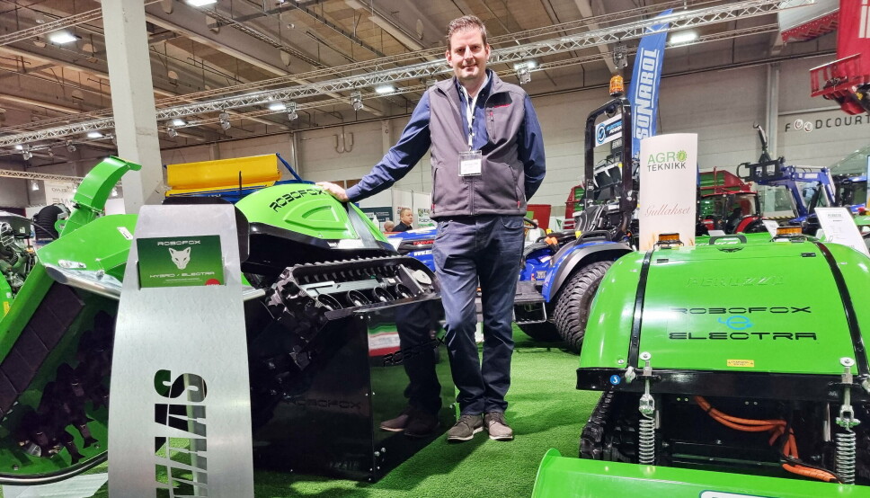 EN REV PÅ KLIPPING: Daglig leder Morten Iversen i Elmaas poserer ved sitt nye produkt Robofox. Legg merke til hellingen maskinen kan jobbe i (til venstre i bildet).
