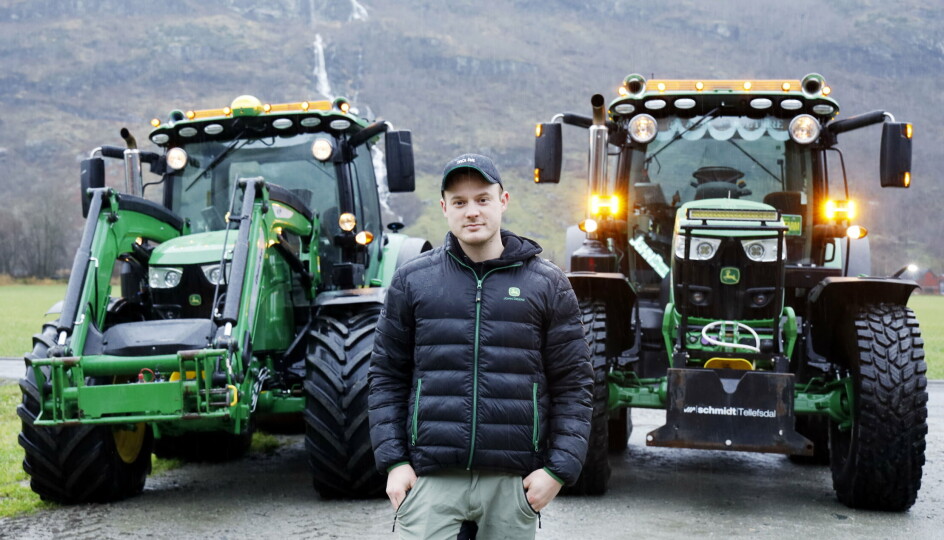 FULLT KJØR: På sommeren er det fullt kjør med slåtten i Oldedalen, Jan Markus Kvamme må derfor ha to traktorer til rådighet for å få unna jobben når det er fint vær.