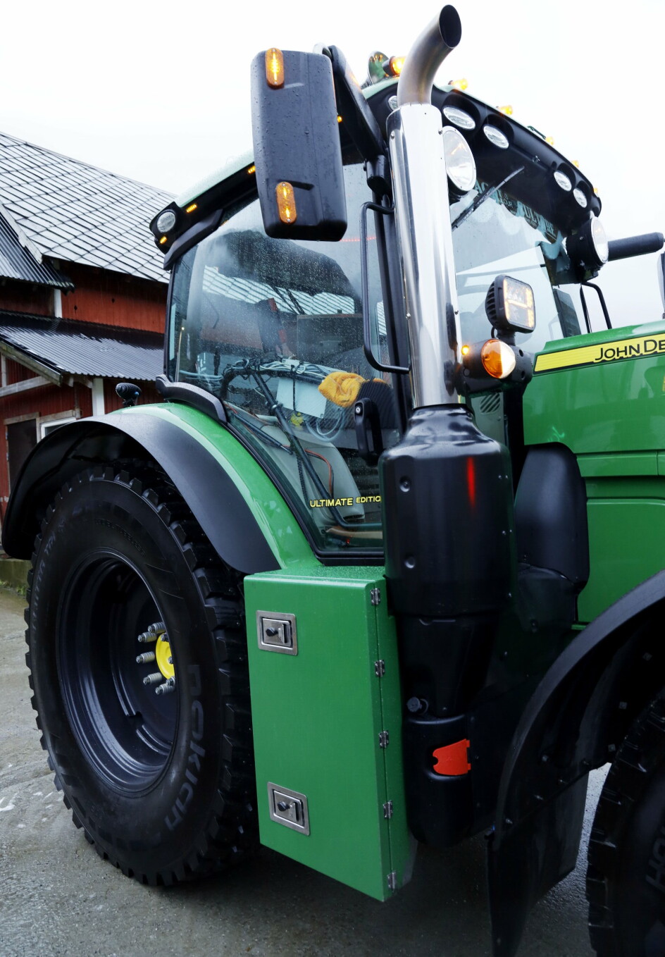 ALLE BURDE HA: Verktøyskapet har Kvamme fått noe hjelp til produsere, men han mener at dette er noe alle traktorer bør utstyres med.