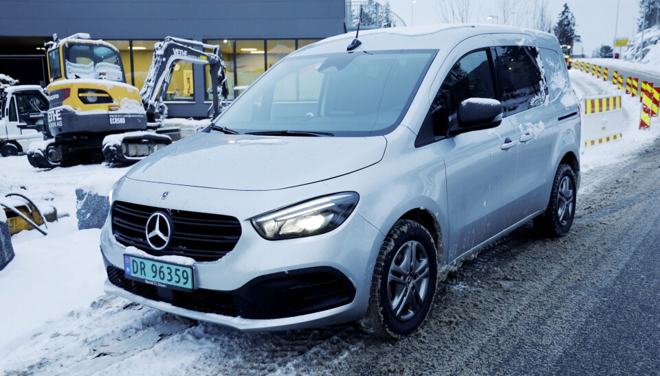 GODE KARAKTERER: Også under kjøring på vinterveier må vi gi Mercedes-Benz Citan toppkarakterer. Bilen er stødig og stabil også med snø på veien.