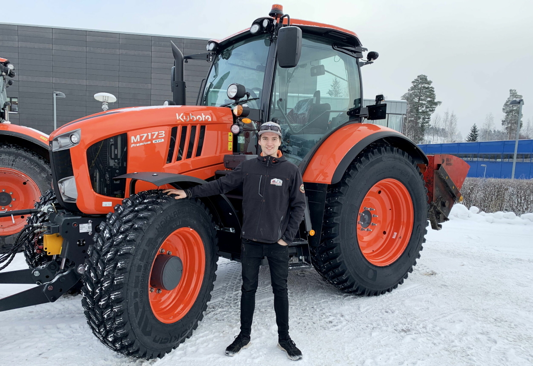 UREDD: Joachim Mathisen kjøpte seg denne Kubota M7-traktoren for et år siden, og før årets vintersesong klemte han til med en ny grom Drivex vikeplog.