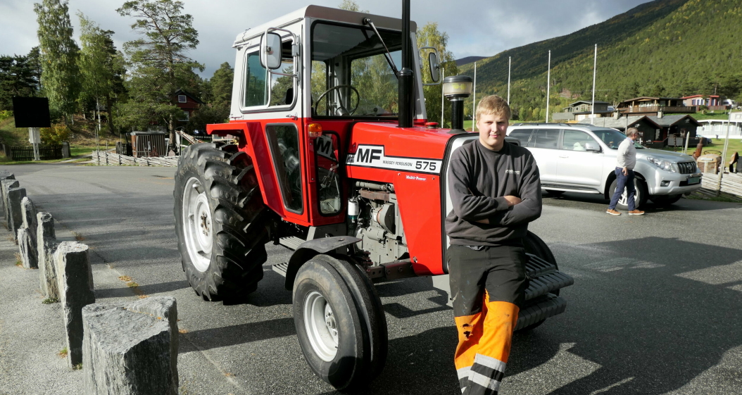 GUIDE: A&T ble møtt av Per Forberg med egenrestaurert traktor. Han guidet oss videre til verkstedet.