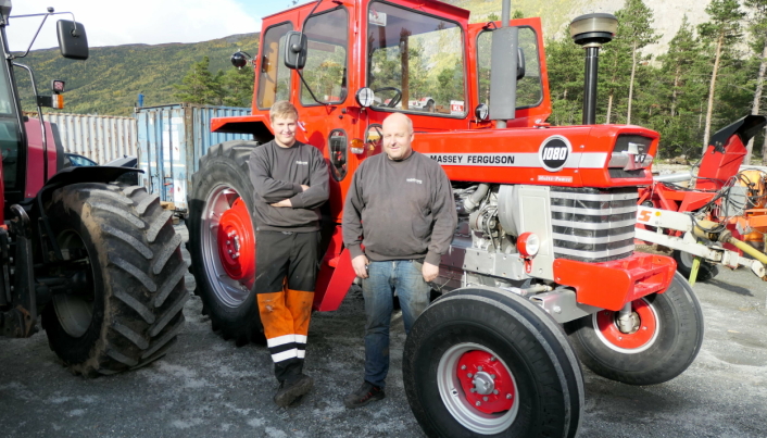 STOLTHET: Far Joar og sønnen Per foran modellen MF 1080 som nylig er ferdigrestaurert.