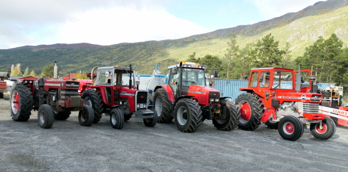 MF-SERIEN: Fire stolte MF-traktorer utenfor verkstedet. Fra v. MF 1100 kjøpt fra Sverige, MF 575, MF 6290 med gjødselhenger og siste nyrestaurerte traktor, MF 1080.