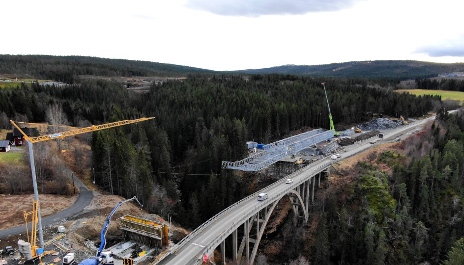 Fredag 17. desember skal den skadde delen av konstruksjonen fjernes på brua som er under bygging. Det betyr at E6 må stenges i flere timer siden arbeidet krever dagslys. På lørdag skal brua monteres ferdig.