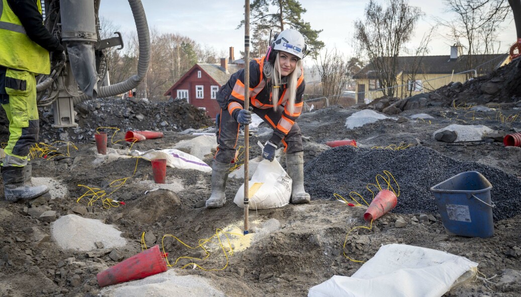 DRØMMEJOBB: Emilie Hoffmeyer (24) er en av ytterst få kvinnelige bergsprengere i Norge. Hun stortrives, men vil ikke bli sett på «som hu dama». DRØMMEJOBB: Emilie Hoffmeyer (24) er en av ytterst få kvinnelige bergsprengere i Norge. Hun stortrives, men vil ikke bli sett på «som hu dama».