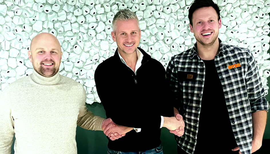 Fra venstre: Samuel Lundberg (EMA-eier), Tor Kjetilson Moe (daglig leder i Construction Equipment Group) og Robert Nilsson (daglig leder i, og eier av, EMA).