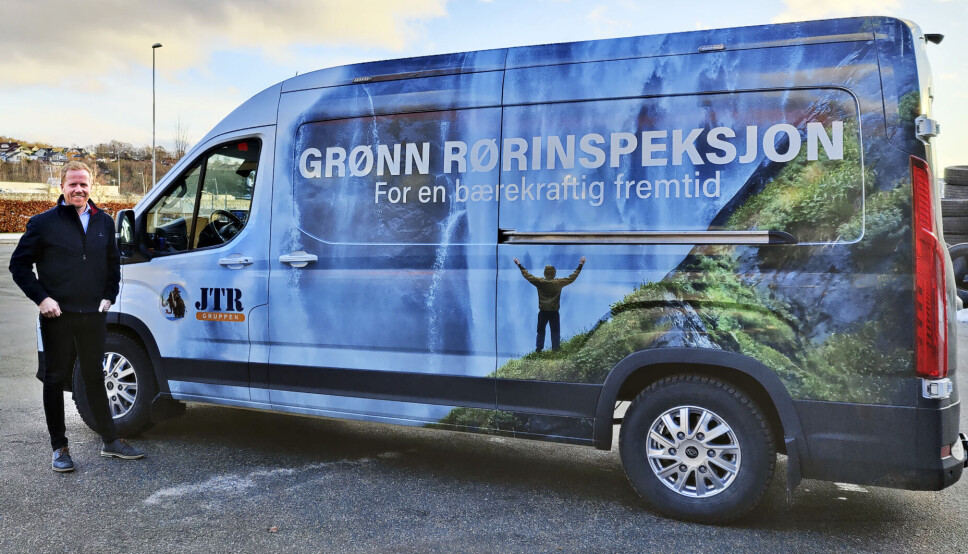 STOLT: Daglig leder Thomas Austbø i JTR Gruppen er stolt over å ha landets første helt batteridrevne rørinspeksjonsbil. Maxus-en ble valgt på grunn av både plass og rekkevidde.