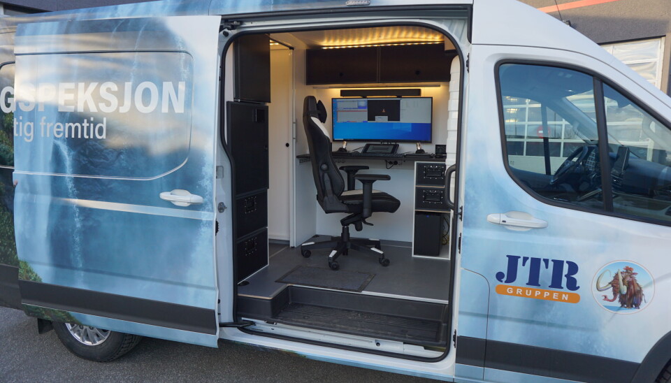 KONTROLLROM: Inne på kontrollrommet i bilen ser det ut som et hvilket helst annet kontor.