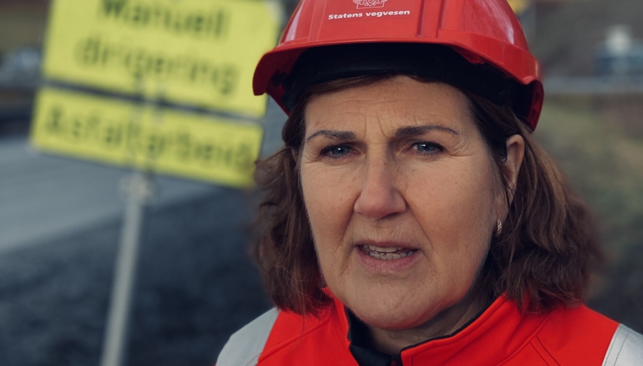 Veidirektør Ingrid Dahl Hovland mener resultatene fra E16 Jevnaker viser at det er mulig med store klimagasskutt i veiprosjekter.