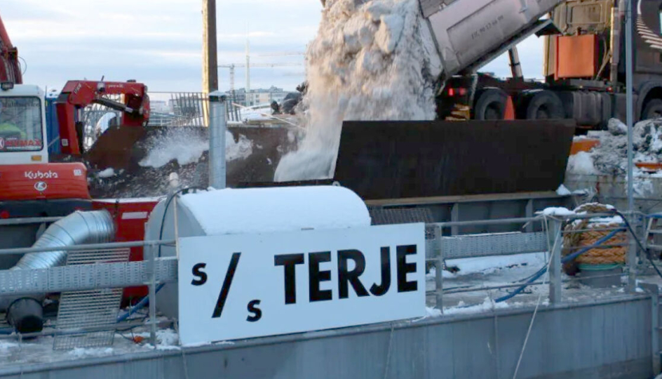 S/S Terje/NCC Snowclean tar imot snø for smelting og rensing i Oslo.